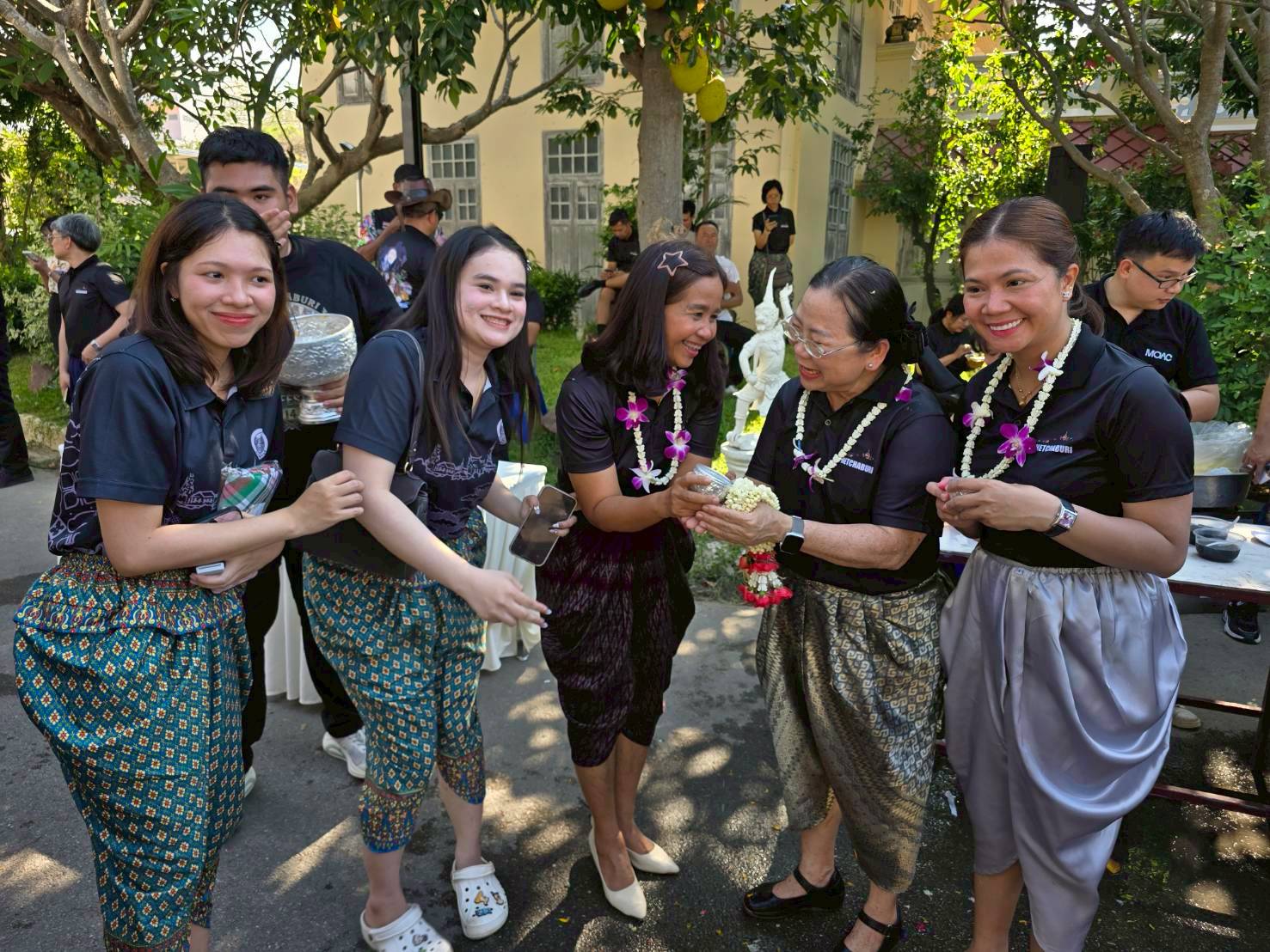 title - ปฏิรูปที่ดินจังหวัดเพชรบุรี พร้อมด้วยเจ้าหน้าที่ ส.ป.ก.เพชรบุรี ร่วมพิธีรดน้ำขอพรผู้บริหารจังหวัด เพื่อเสริมความเป็นสิริมงคลเนื่องในโอกาสต้อนรับปีใหม่ไทย 2569 และเพื่ออนุรักษ์และสืบสานประเพณีสงกรานต์อันดีงามของไทย